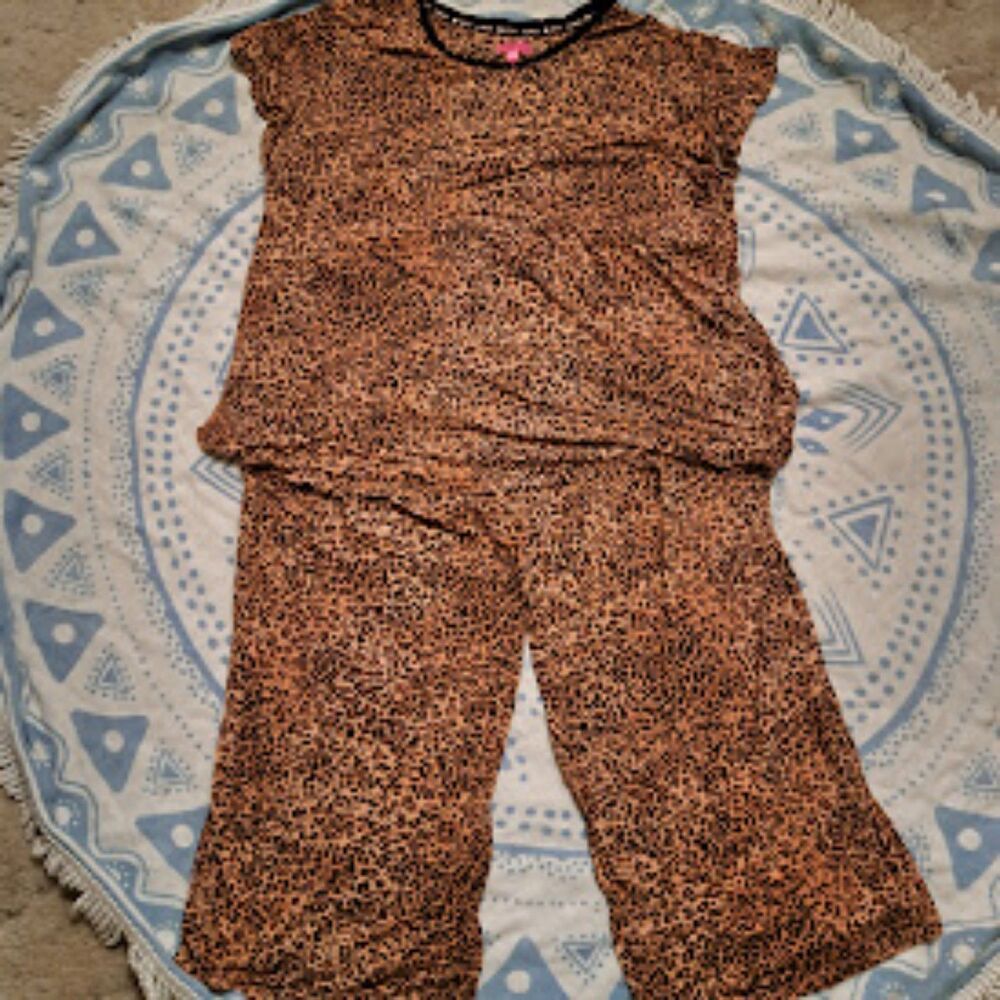 Betsey Johnson Plus Size 2X Leopard Pajama Set Rayon Spandex Capri PJs Lounge